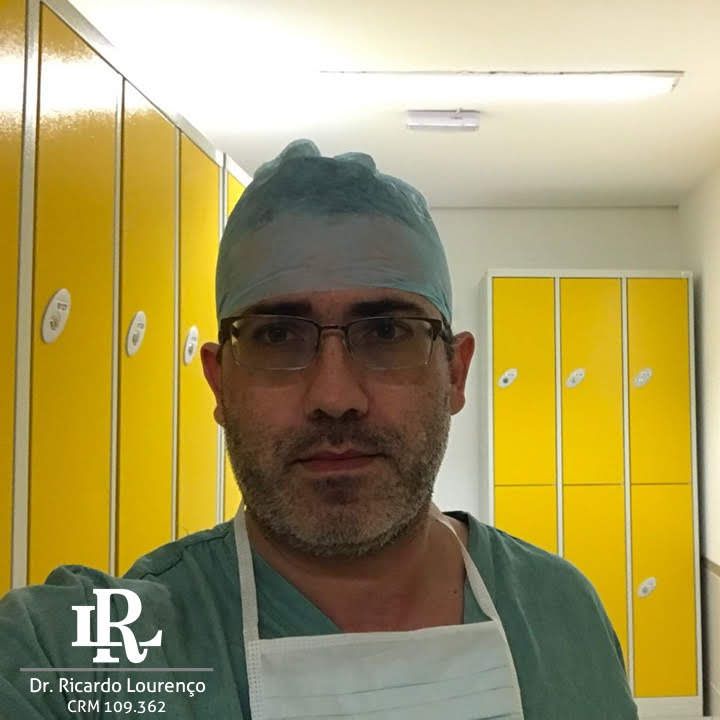 Dr. Ricardo Lourenço em ambiente cirúrgico