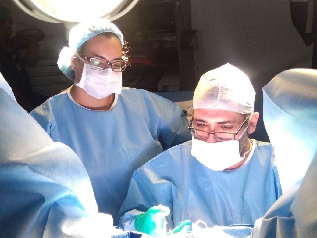 Dr. Ricardo Lourenço durante procedimento cirúrgico com equipe médica